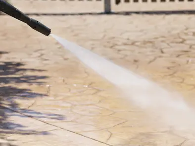 Lavando el concreto estampado con agua a alta presión en Valladolid